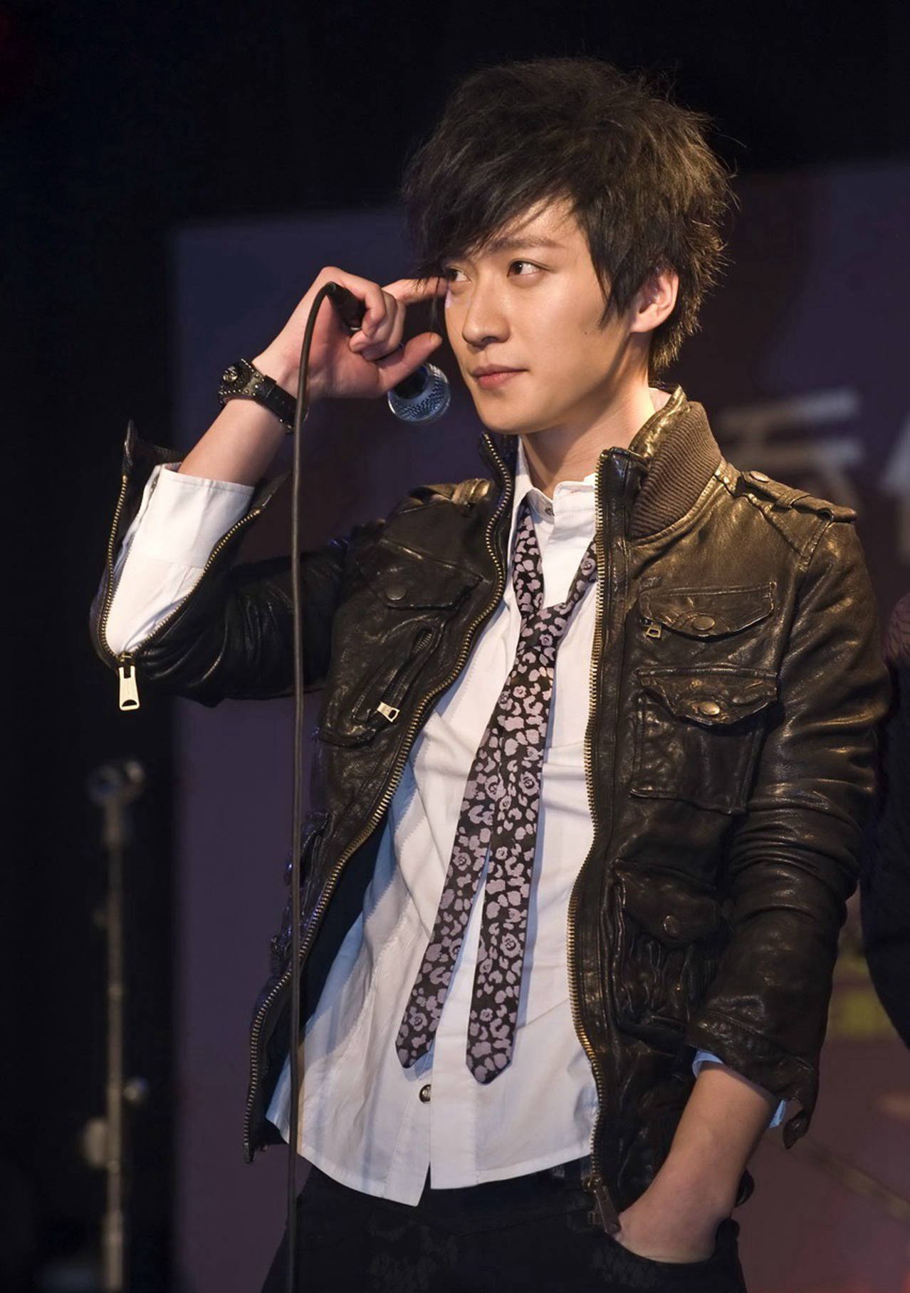 谁还记得那个离我们而去的乔任梁,那个拥有纯粹笑容的翩翩少年!