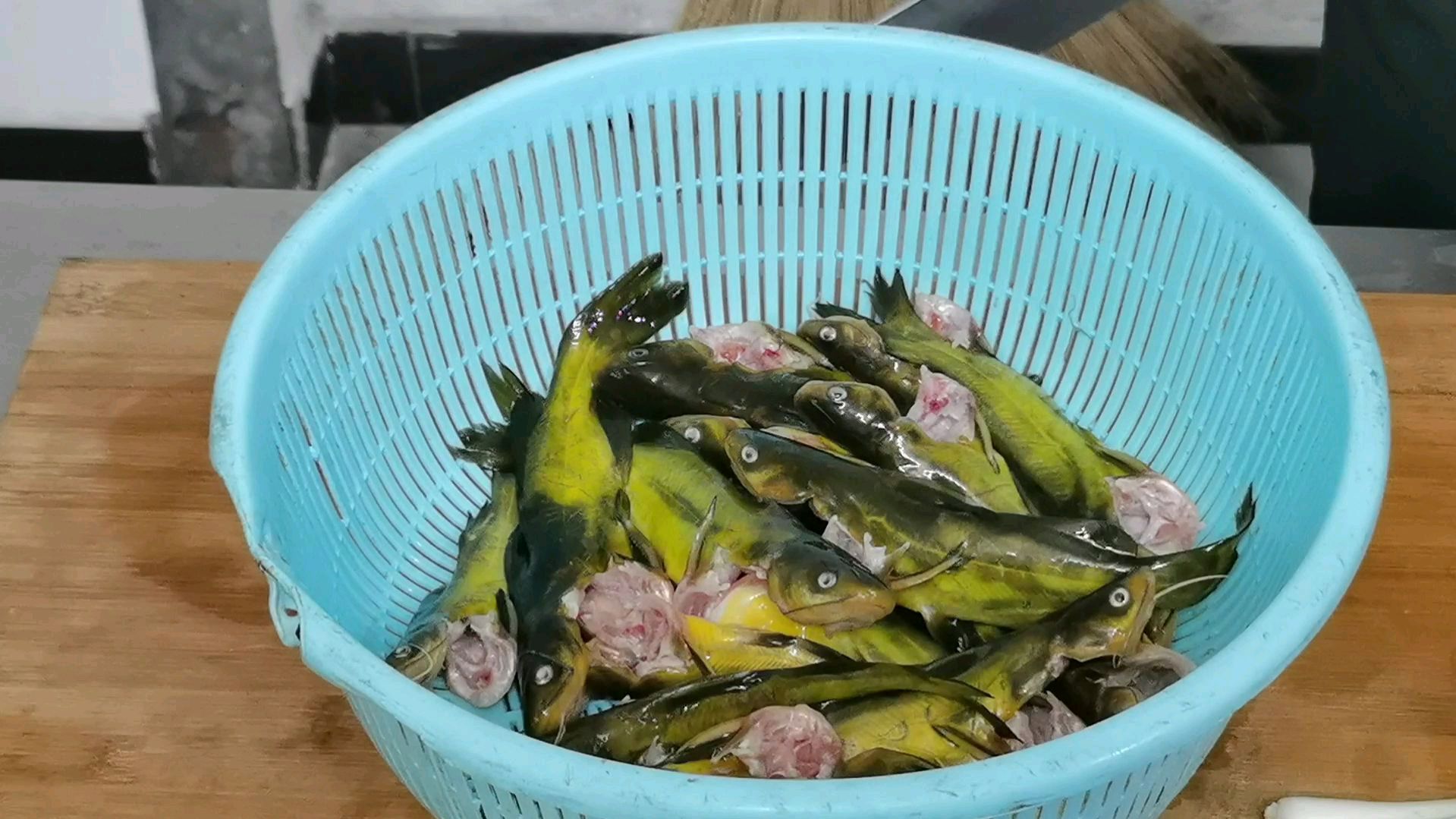 两斤小黄鱼这样炖,汤鲜味美,一家人都吃过瘾了