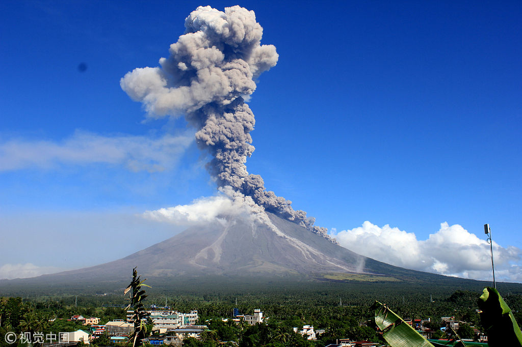 菲律宾马荣火山持续喷发 火山灰直冲云霄