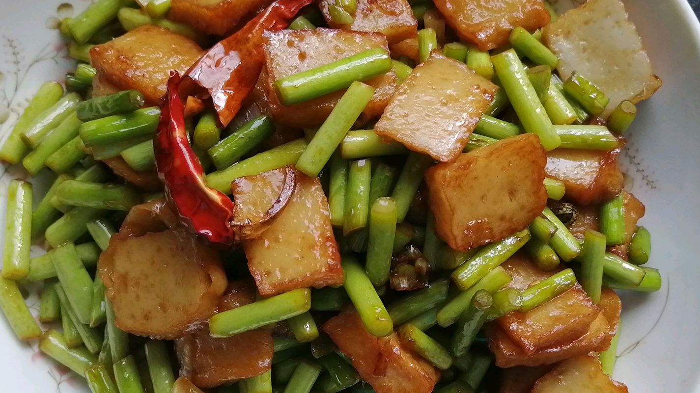 大厨教你做蒜苔鱼豆腐味道鲜美