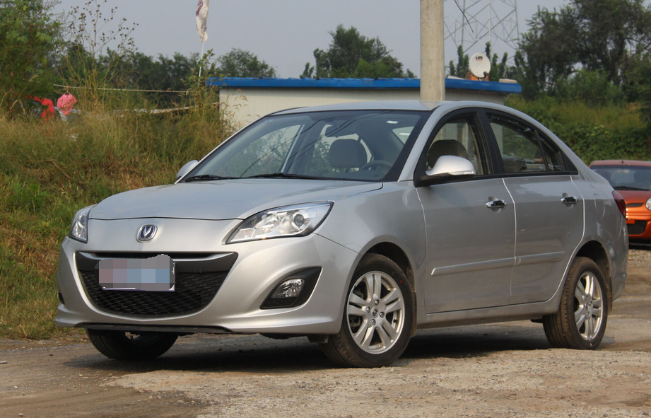 外观方面悦翔v5很有冲击感,车身设计艺术,一眼就能吸引到人,设计上也