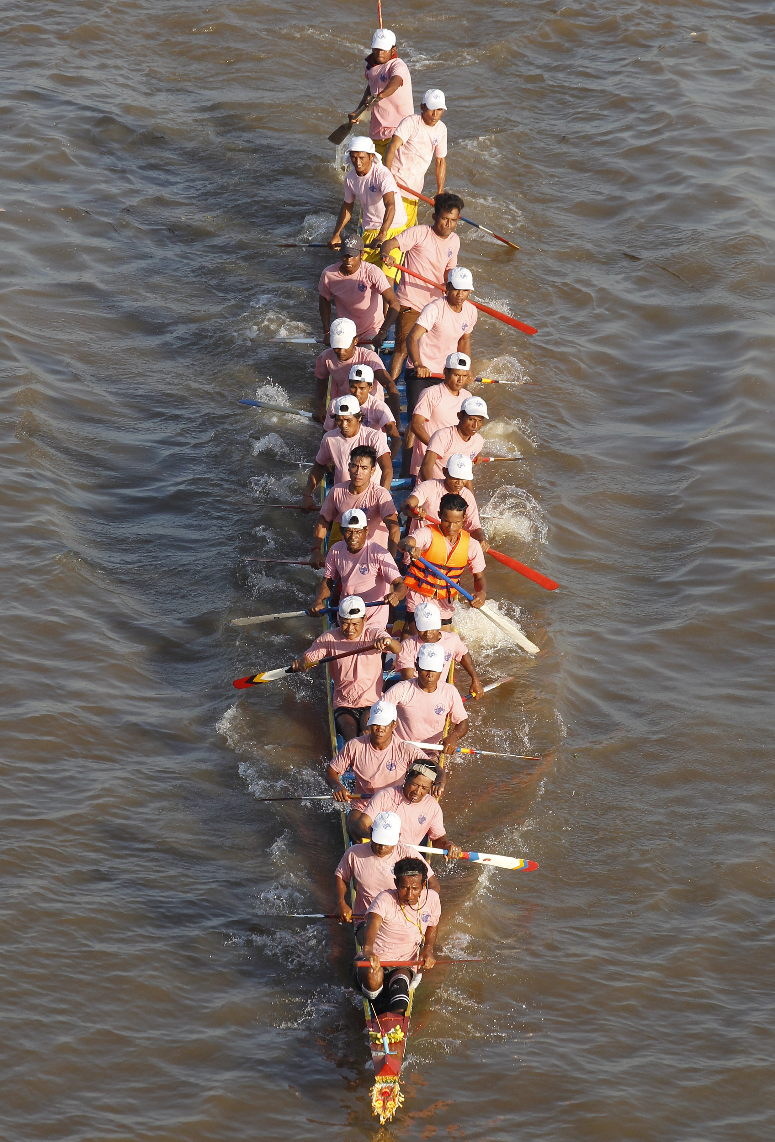 柬埔寨举行送水节龙舟赛(2)