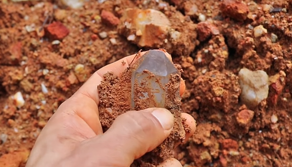 在野外挖掘到的大红水晶,五彩缤纷的样子让人不禁唏嘘