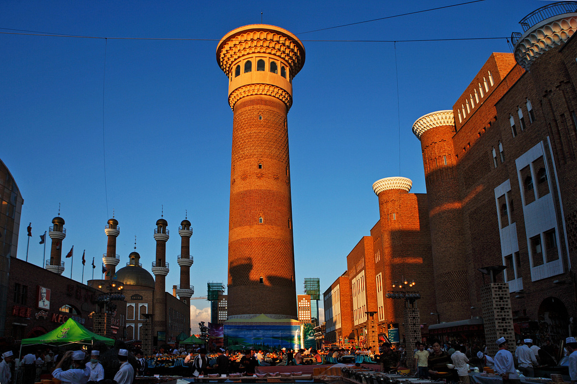 和田市大巴扎:这是和田最有名的市场,你可以在这里找到各种各样的