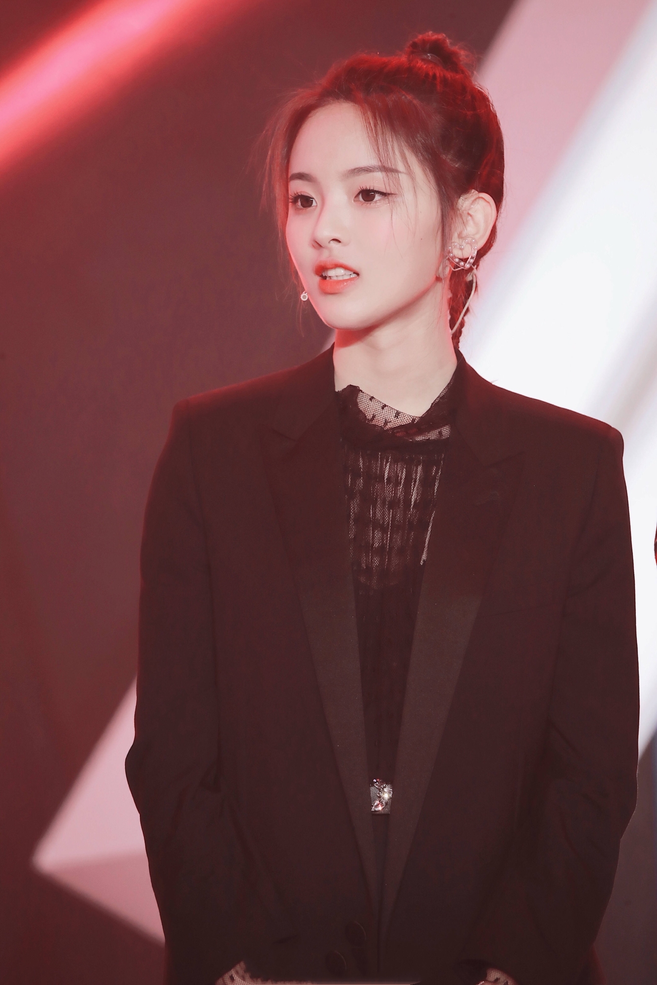 超幸运的杨超越颜值真的能抗,穿起小西装也超级美