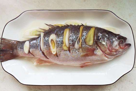 做清蒸鱼时,掌握这3点,鱼肉鲜嫩美味,没有腥味,不懂的快来学