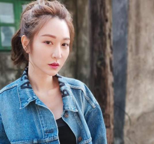 曾莞婷躺床照"扣子没扣"走光!网友:衣服穿好…她道歉了