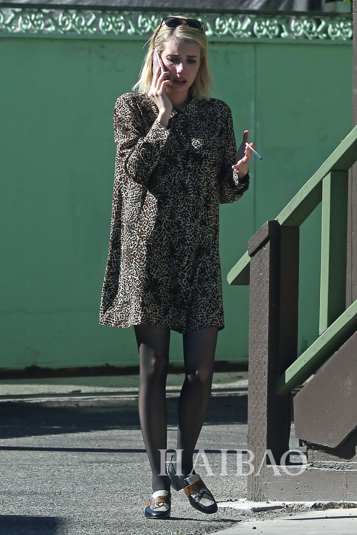 艾玛·罗伯茨 emma roberts 西好莱坞街拍豹纹裙搭配freda