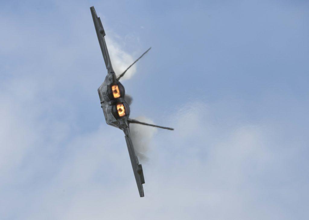 新型歼20首飞,尾喷管冒出橘红色火焰,推力比肩f22