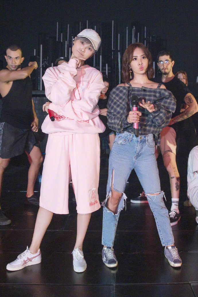 李宇春,蔡依林北京演唱会彩排合照,羡慕王炸组合的友谊.