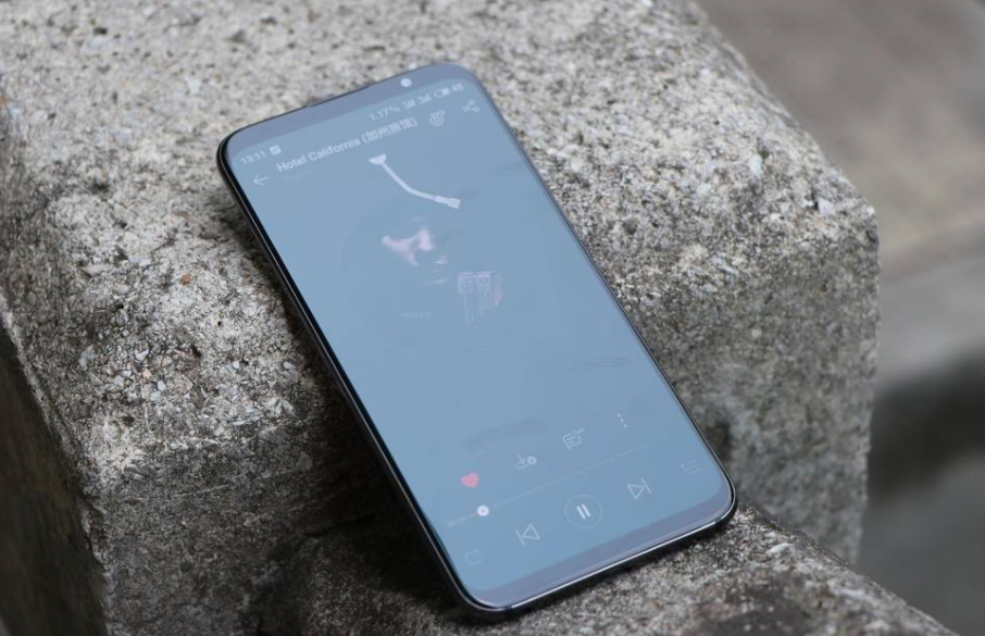 坚果r1:坚果r1搭载高通骁龙845旗舰级处理器,采用了6.