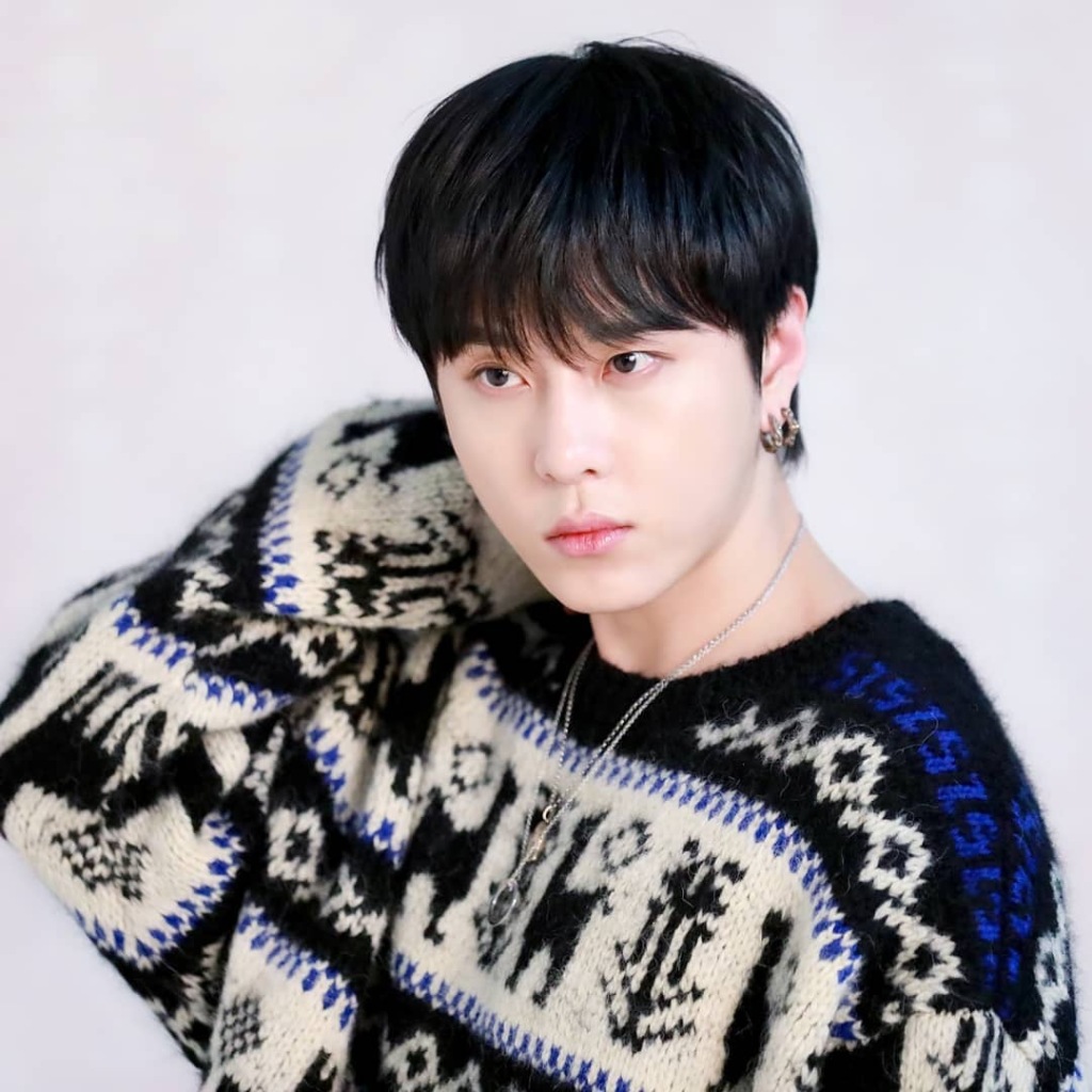 不过很明显,除了这两人之外,在这个群聊室中还有一