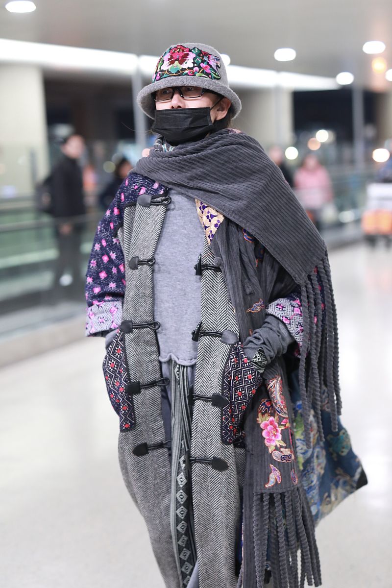 杨丽萍街拍:人字纹盘扣大衣搭配刺绣围巾最炫民族风