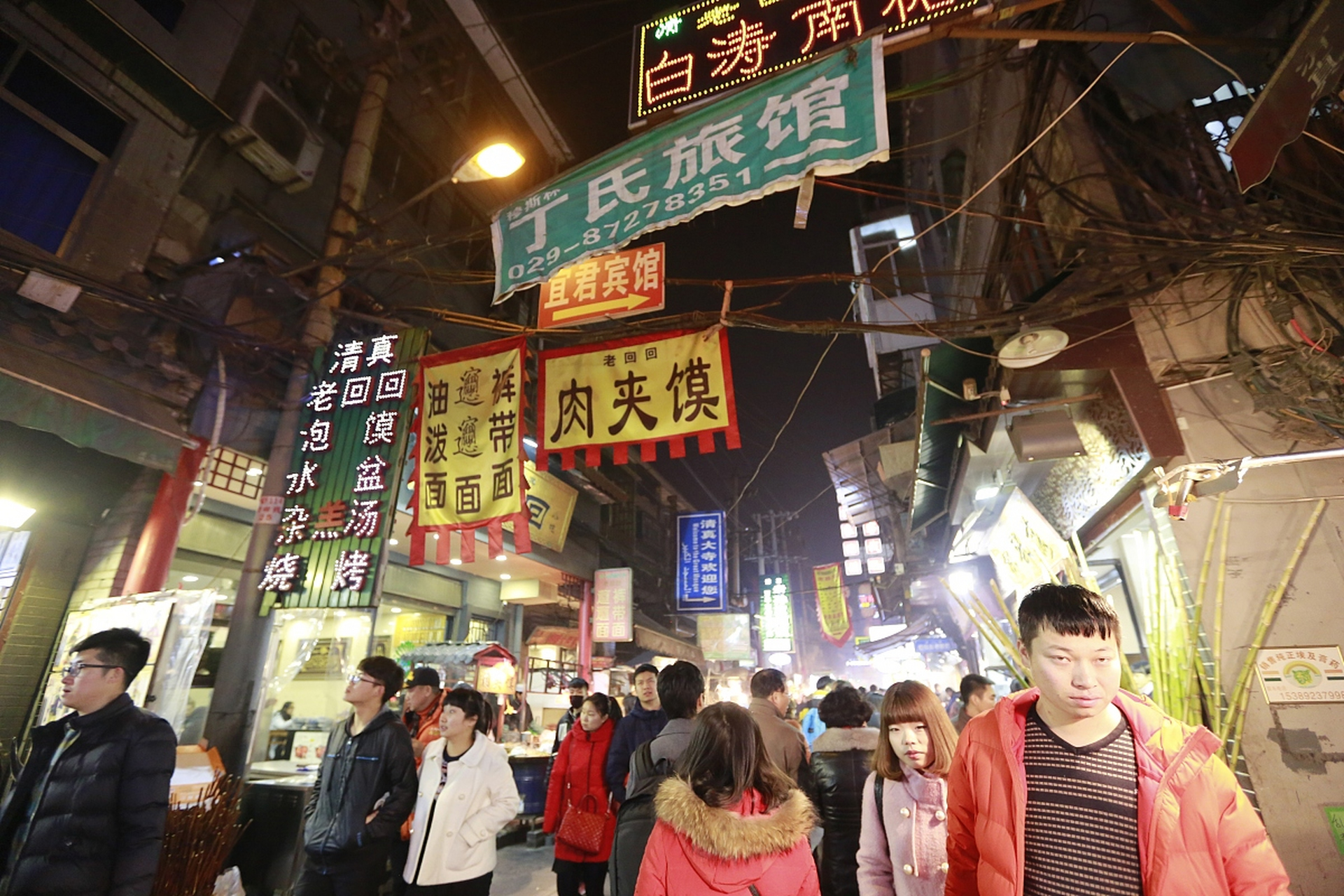 西安回民街是西安著名的美食文化街区,是西安小吃街区;回民街所在