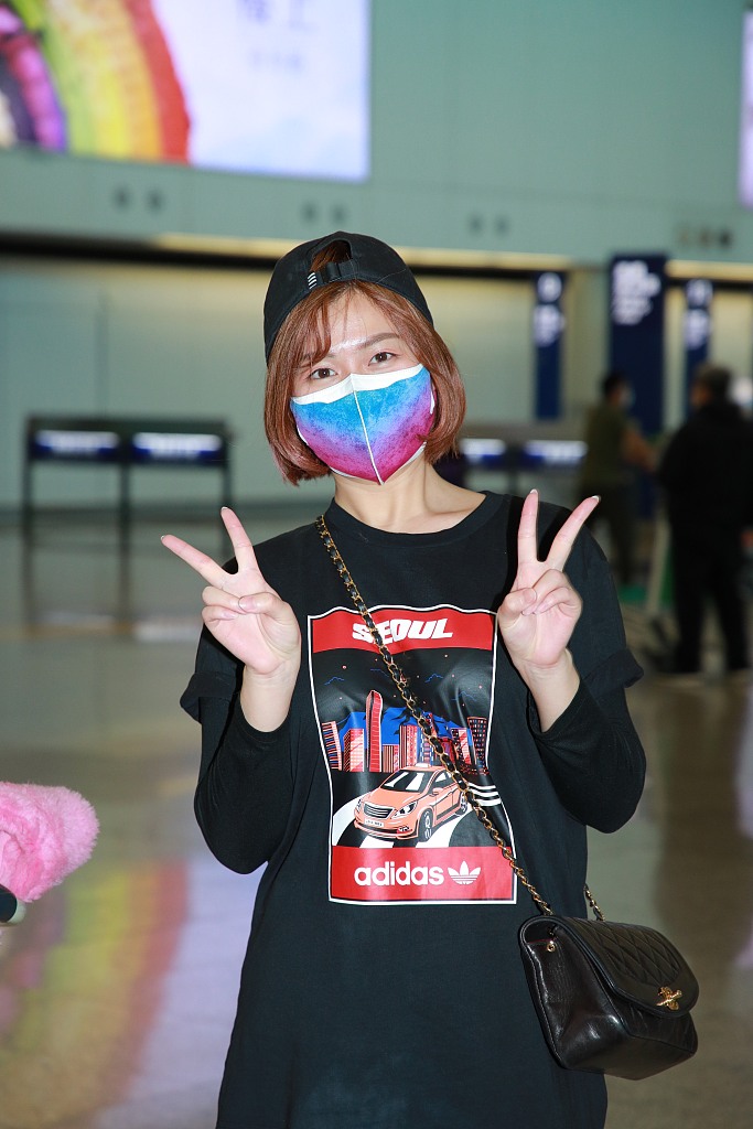 组图:tvb女星白云现身机场 对镜比耶笑眼弯弯很可爱