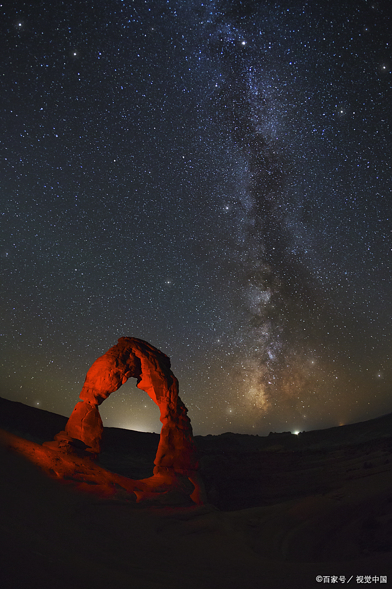 位于内蒙古阿拉善的腾格里沙漠深处,降临的夜色让无边沙海染成了温柔