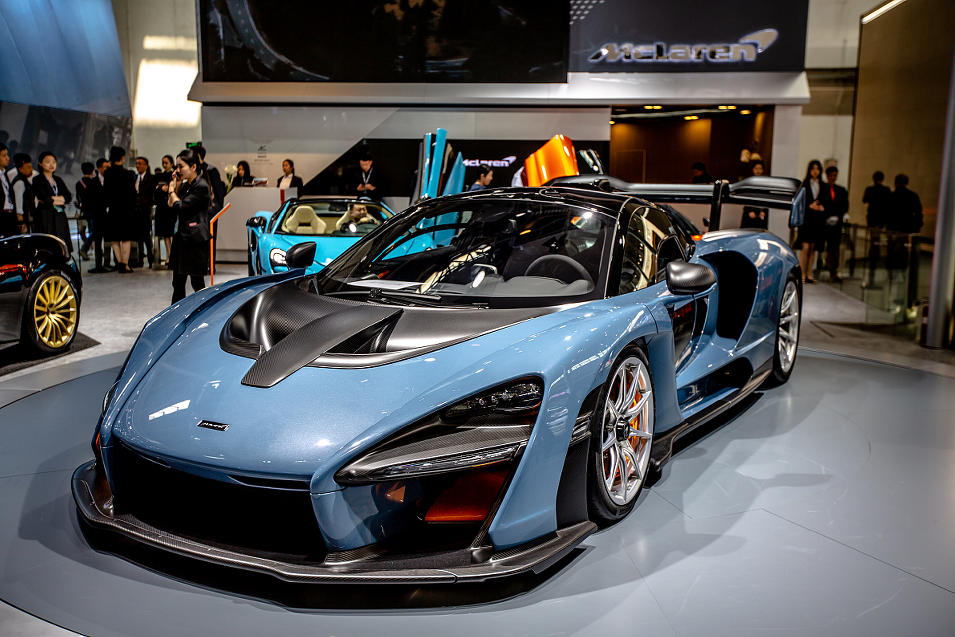 接下来,我将详细介绍这款令人印象深刻的车型:  汽车性能: 迈凯伦