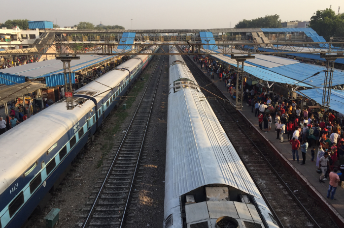 印度火车顶上真的是"坐人"?真实情况被误传!导游:根本没看过