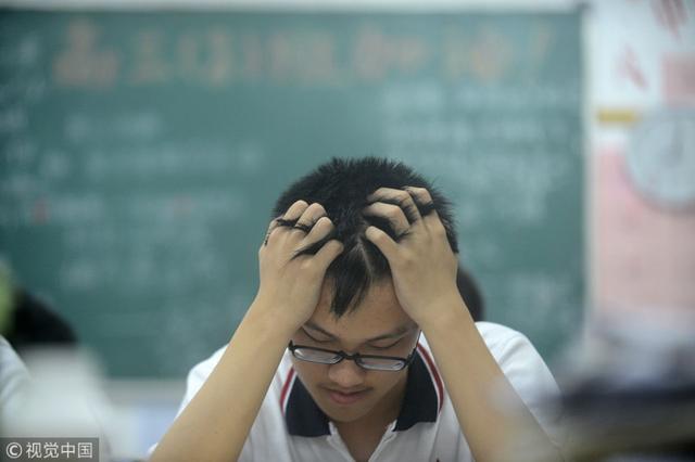 2018年6月4日晚,江苏省扬州市蒋王中学,学生们在教室内"挑灯夜战 图片