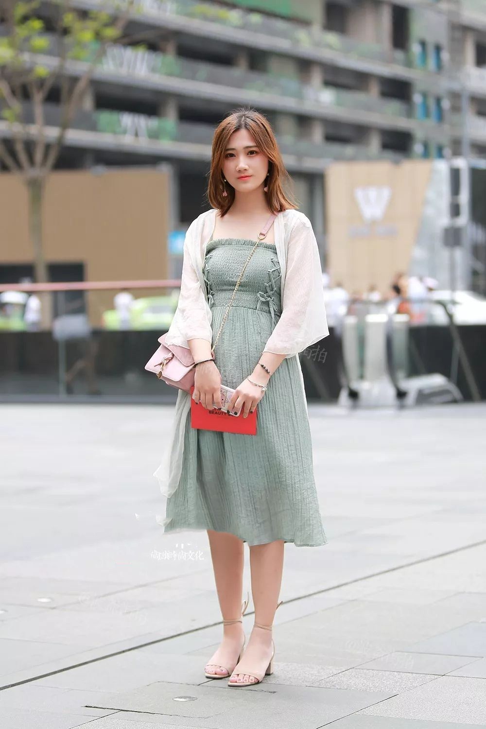 街拍:美女身穿米色抹胸搭配半身裙,散发出迷人的女人味