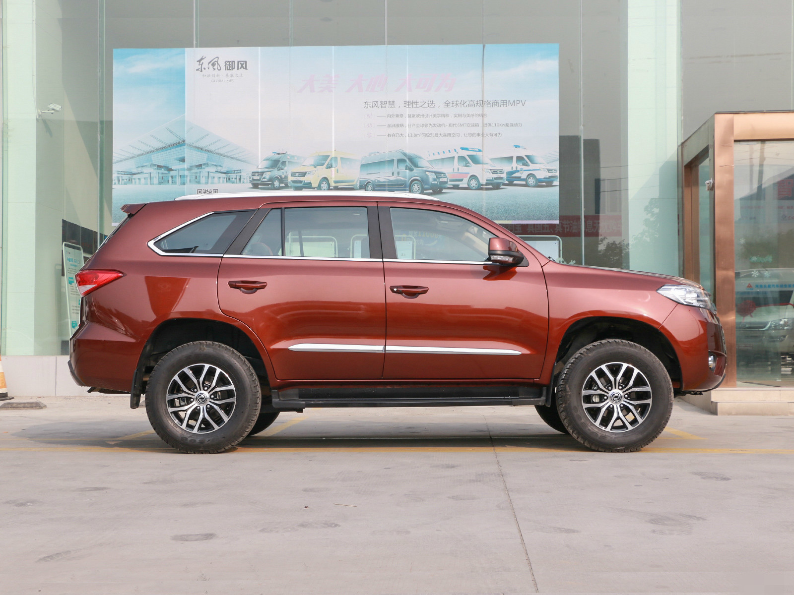 从图片上看,这款车的车身侧面线条简洁流畅,层次感很强.