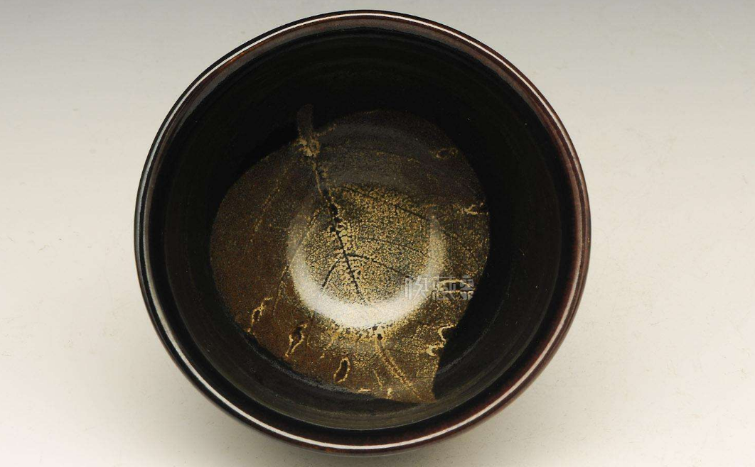 大叔带个碗来鉴宝,观众笑说这是丐帮传人,专家的反应让众人闭嘴