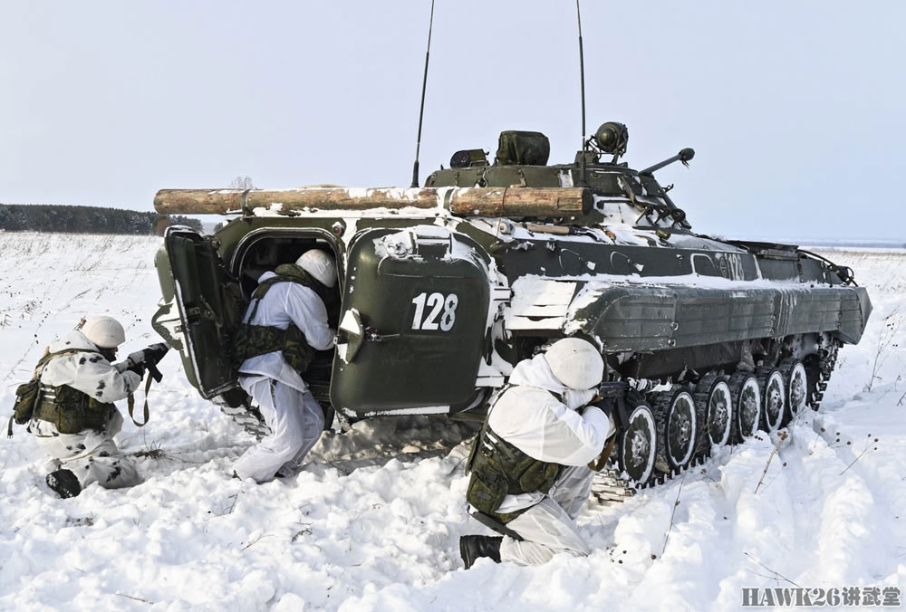 脚踩滑雪板由bmp-2步兵战车拖行 俄军再现二战雪地轻骑兵的风采