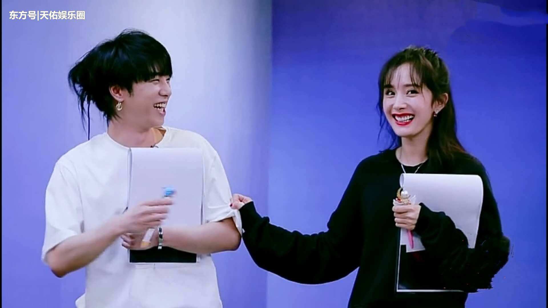 杨幂拽华晨宇衣服上的带子玩儿,粉丝大喊放开我哥,网友:无语