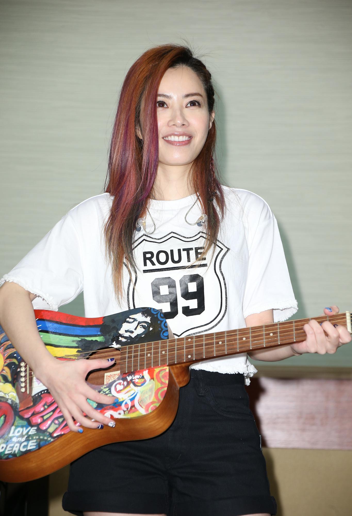 41岁徐怀钰现身商演,粉色西装配高跟鞋,身高156也能穿出180气场