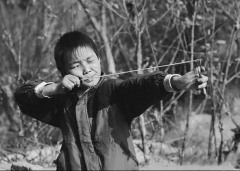 历史老照片,70年代的孩子真实的童年,没有太多玩具却很开心