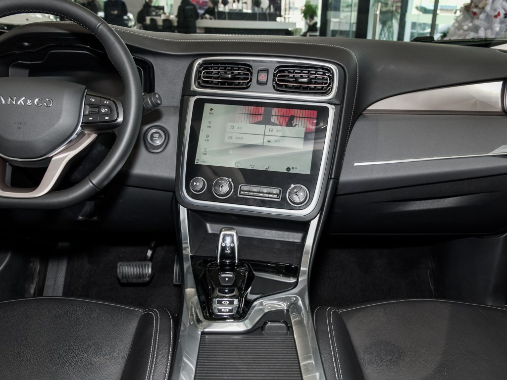 车辆的中控台采用了环抱式的设计,这让驾驶员在操控这一款车的时候