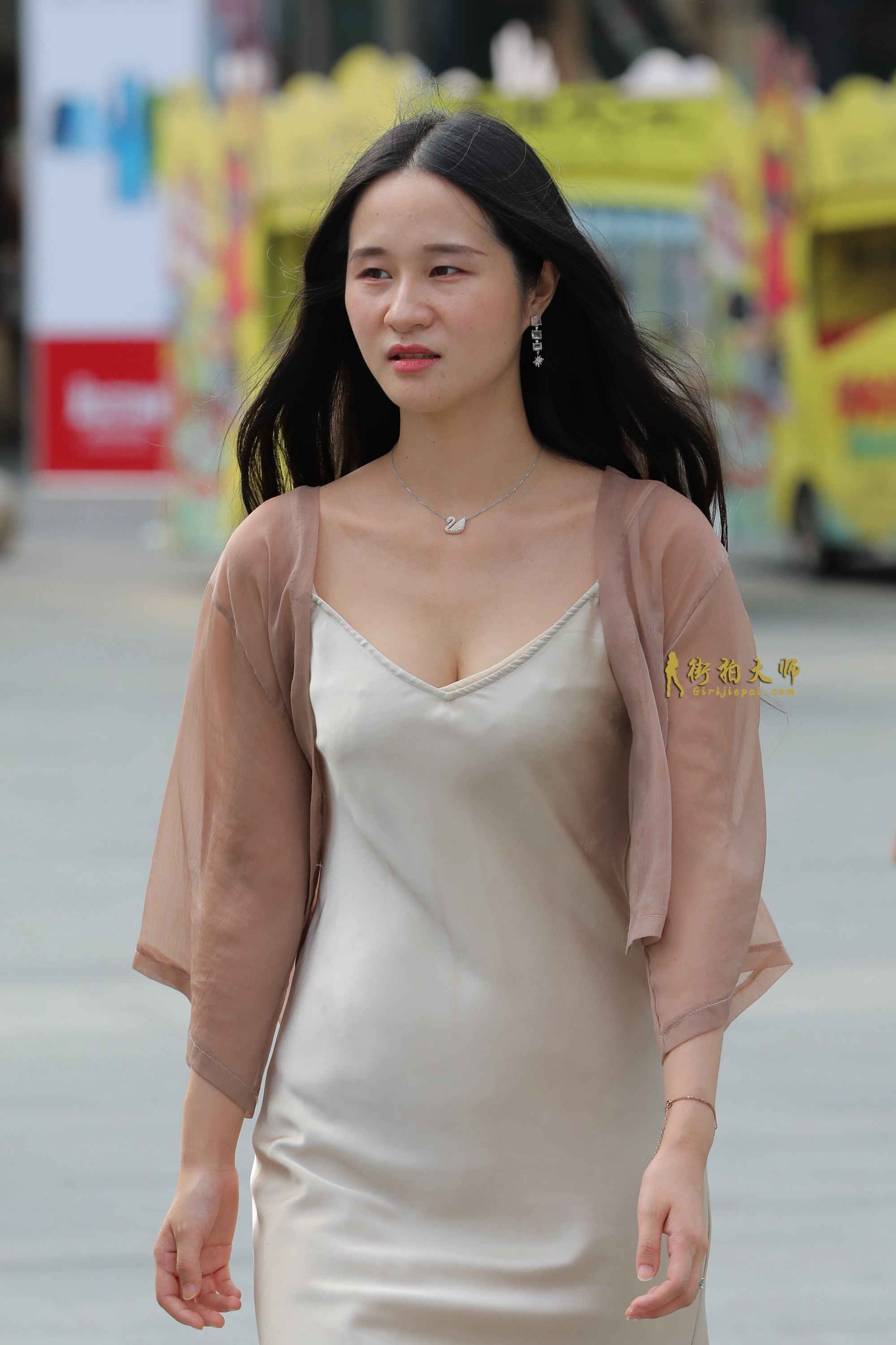 街拍:身材凹凸有致的美女穿真丝面料的吊带裙,很有诱惑力!