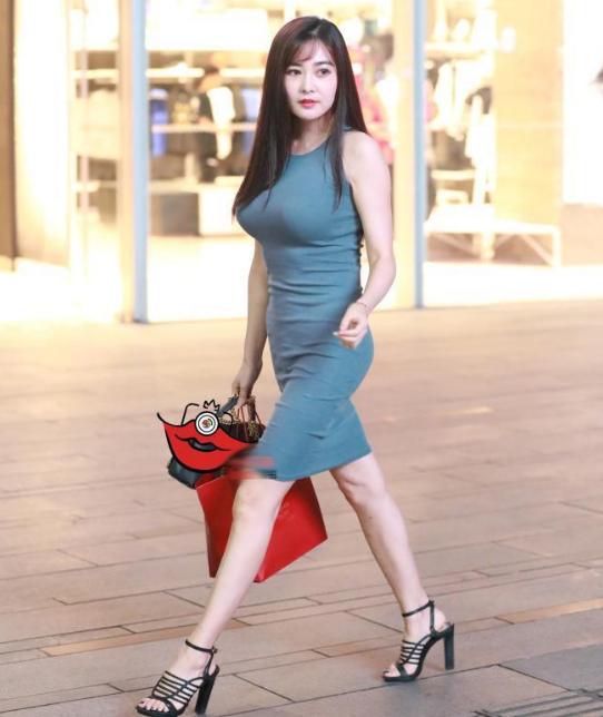 街拍:粉色修身毛衣加紧身牛仔裤,简单搭配,呈现出完美