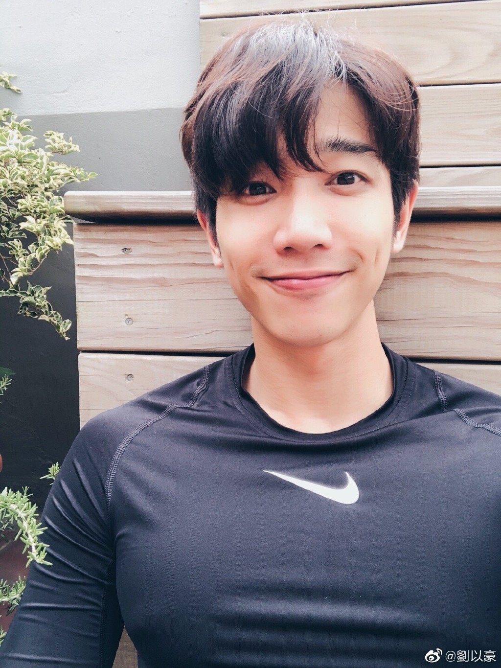 刘以豪发自拍感谢粉丝 笑容灿烂气质清新