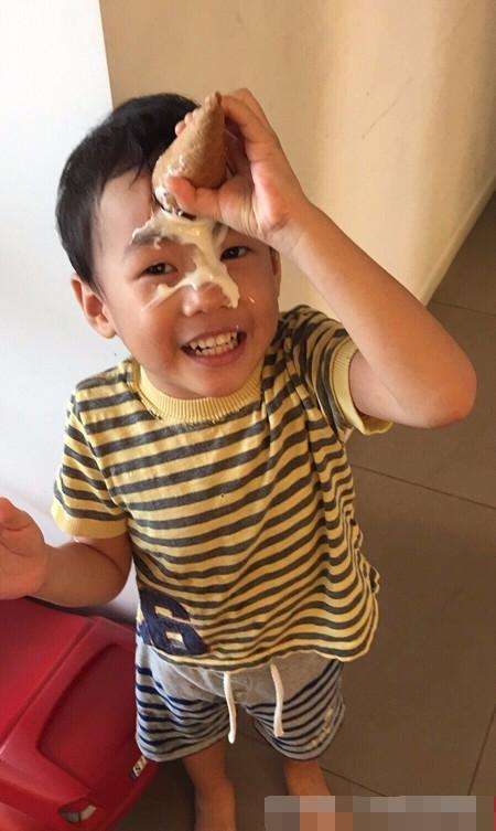 黄家驹亲弟弟黄家强全家近照,日本妻子美丽,儿子可爱