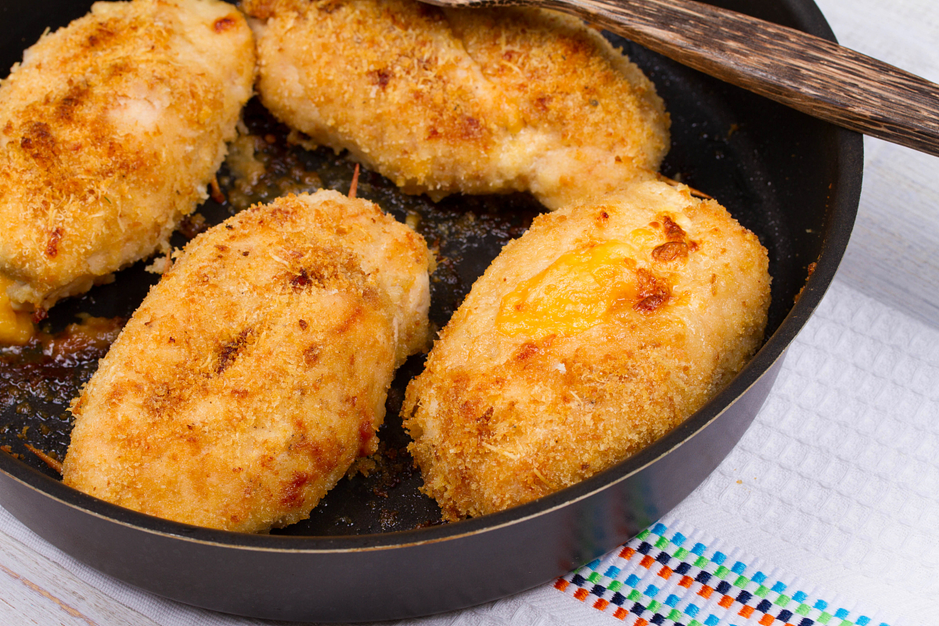 炸至金黄,外酥里嫩的可乐饼来啦!