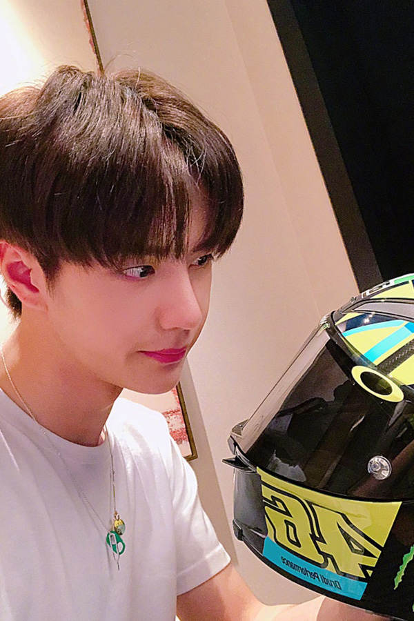 王一博正拿着一个头盔,和头盔在瞪眼,很有童心.