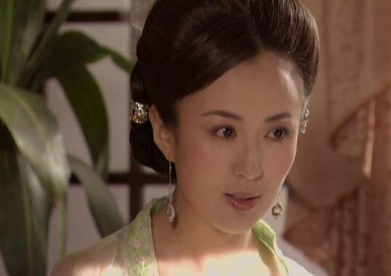 她17岁出道,34岁早产生子,丈夫身份至今成谜,9岁儿子颜值逆天