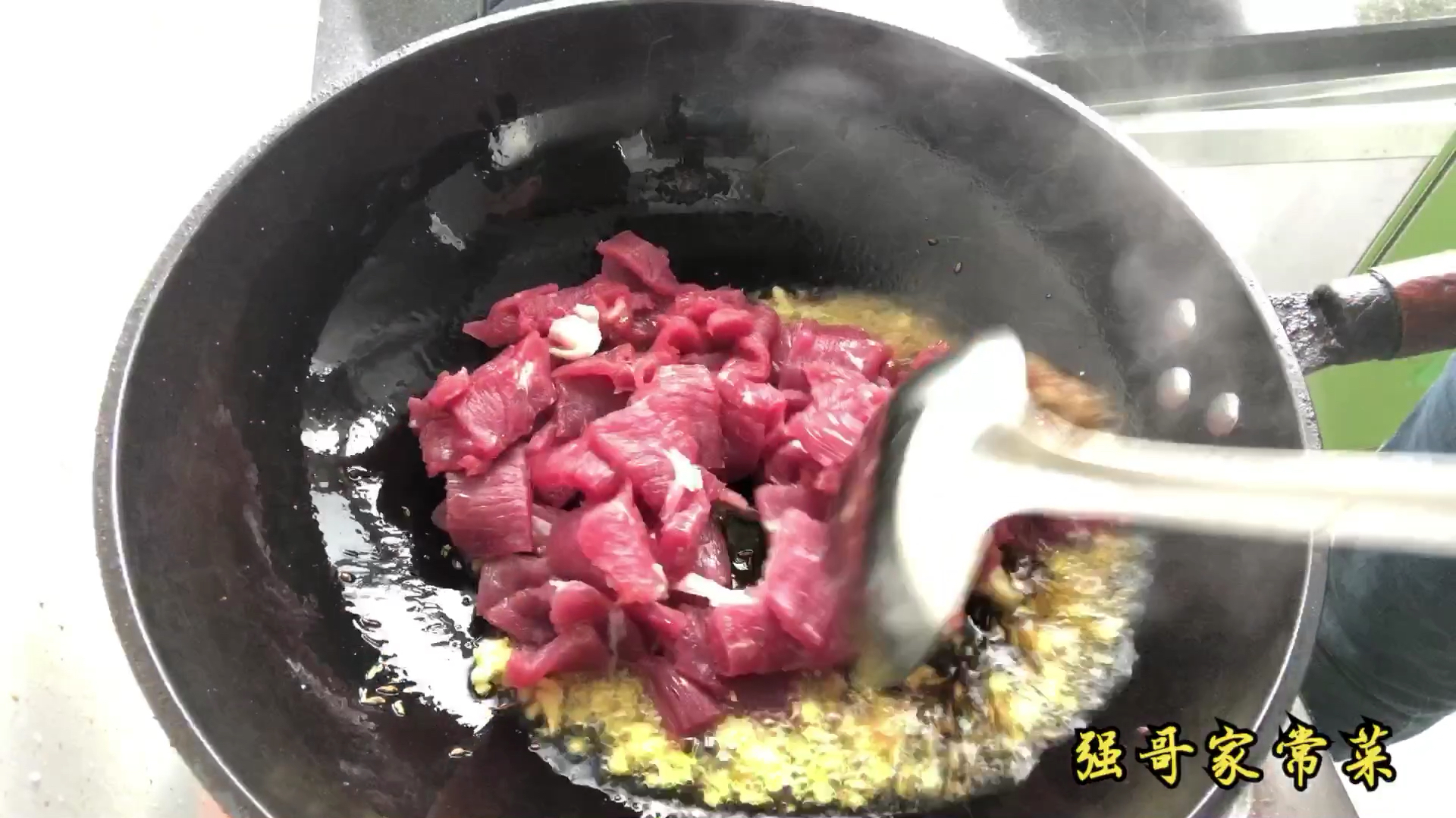 孜然牛肉家常做法,浓浓的孜然味圆葱味,牛肉非常香分享给你!