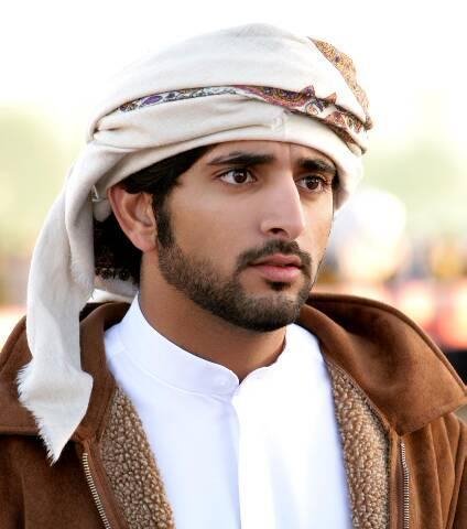 身穿阿拉伯传统服饰的,他立马就多了一股异域风情的