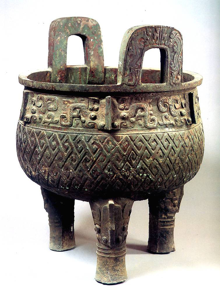 这件器物的原型之一叫做西周勾连云雷纹大鼎(1976年日本展出时用的