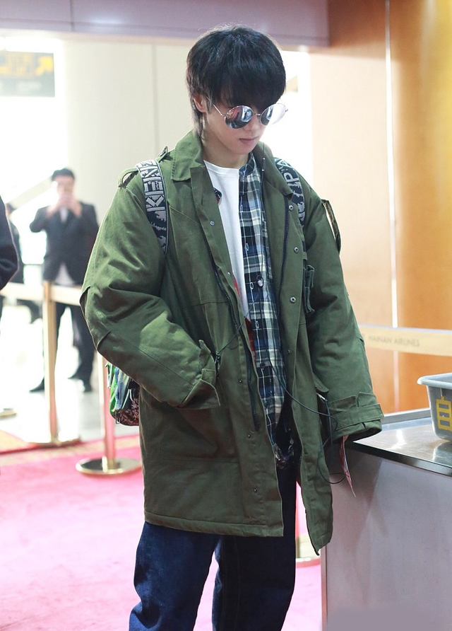 华晨宇现身某机场 长刘海遮面 网友:萌帅萌帅的