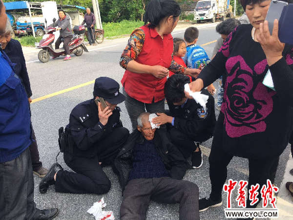 江苏海安一90后民警跪地半小时救老人
