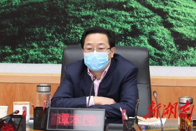 谭本仲主持召开县委常委(扩大)会议 坚决打赢疫情防控和高质量发展两