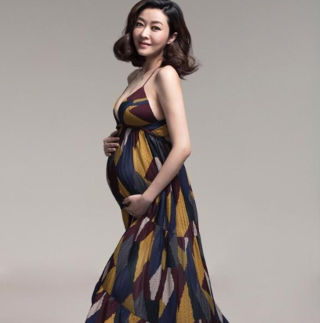 熊黛林挺孕肚与老公拍写真,肚大如萝四肢纤细似少女