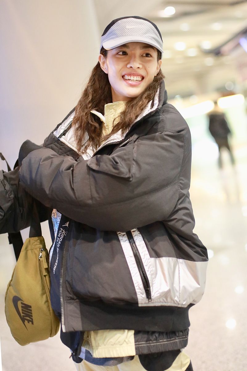 近日,钟楚曦现身北京机场,预备飞往上海.