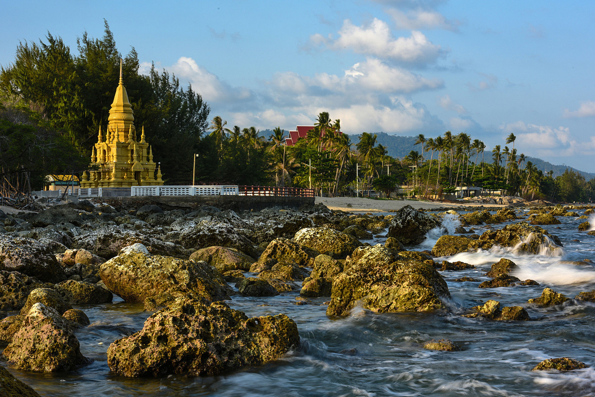 瑞丽市,热带雨林与湖泊峡谷的绝美邂逅!探秘自然,感受傣族文化.