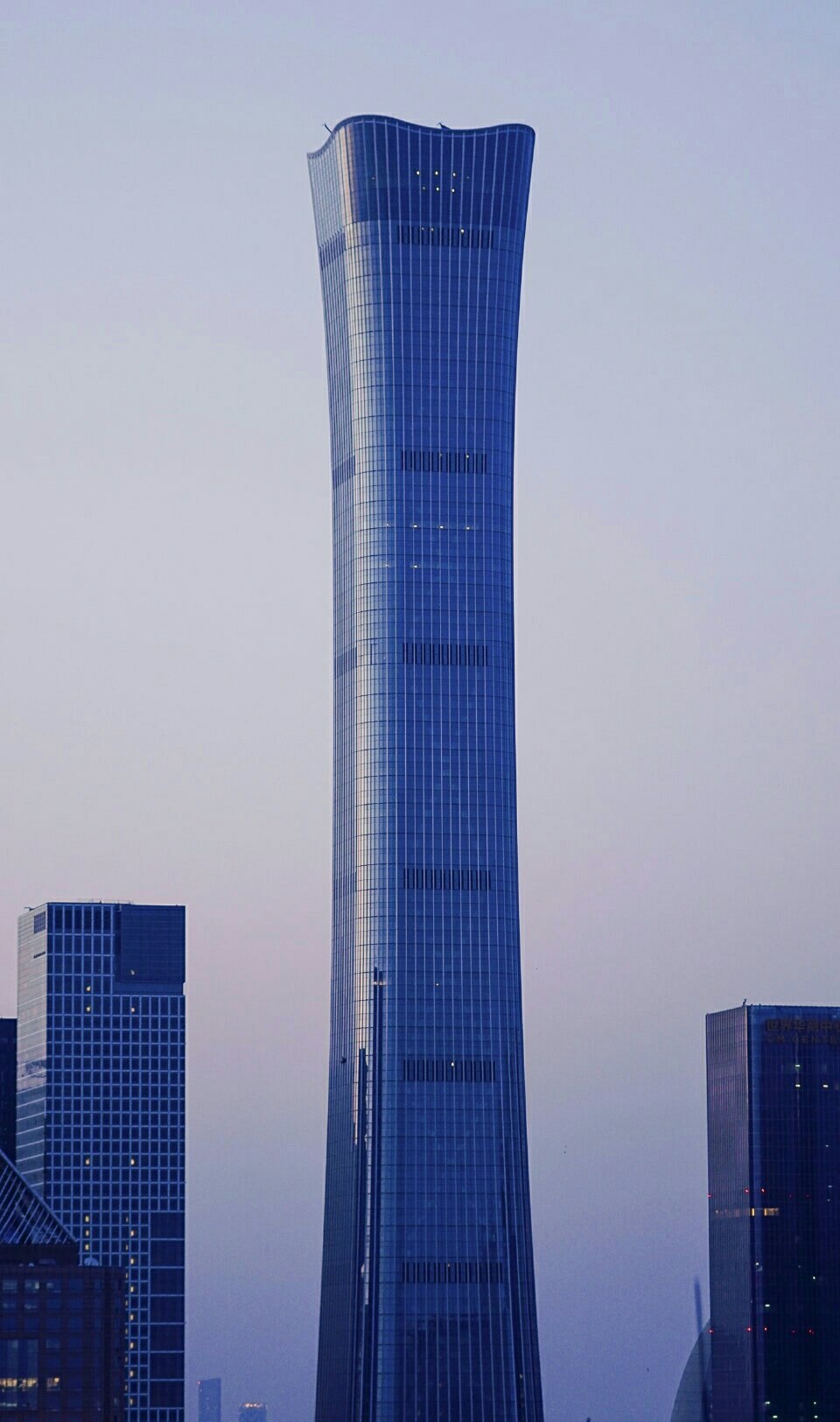 北京中国尊迎来首个十一:引领东三环超高层建筑展示璀璨的效果