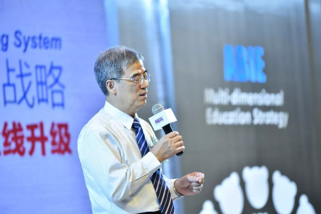 梅德明:解决一切教育问题的核心是"爱"