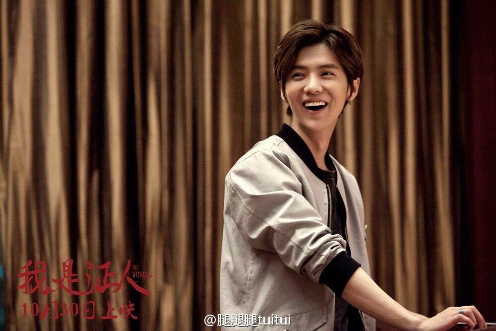 《十二金鸭》这部电影是吴君如主演的香港喜剧电影,鹿晗客串仅仅三
